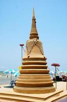 Sandpagode wurde sorgfältig gebaut und beim Songkran-Festival wunderschön mit Kronenblumen geschmückt foto