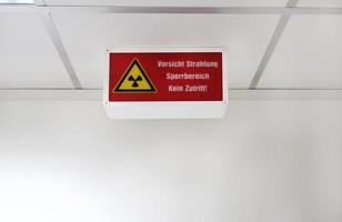 Warnschild in einem deutschen Krankenhaus in der Nähe des Radiologieraums Warnung vor Strahlung foto
