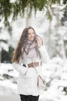 junge Frau im Winter foto