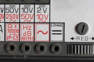 elektrisches Symbol auf Vintage-Analogmultimeter foto