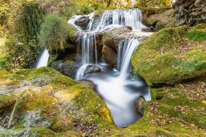 Malerischer Blick auf den Wasserfall in der Provence Südfrankreich im warmen Herbstlicht foto