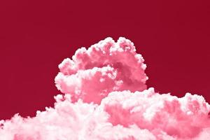 große kumuluswolke am klaren rosa himmel. Konzept der Umweltverschmutzung. Bild getönt in Farbe des Jahres 2023 viva magenta. foto