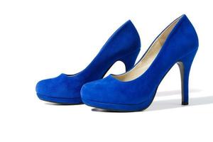 Schuhe Mode Frau Nahaufnahme. Nahaufnahme High Heels Paar Damenschuhe isoliert auf weißem Hintergrund. elegante blaue luxusschuhe auf dem boden. stylischer Wildlederton. selektiver Fokus. foto