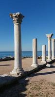 tauric chersonesos - antike dorische säulen an der küste in chersones, krim foto