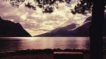 schöne aussicht auf den gardasee bei sonnenuntergang foto