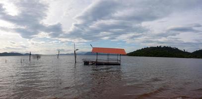 altes floß mitten im wasser in si yat reservoir, tha takiab bezirk, provinz chachoengsao, thailand foto