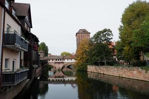 Blick auf den kleinen Fluss in Deutschland foto