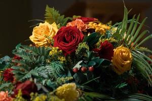 Begräbnisblumen, die auf einem Sarg im Falle des Todes einer Person überreicht werden Nahaufnahme foto