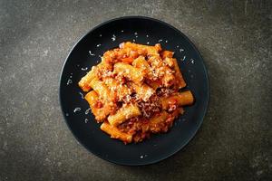 Rigatoni-Nudeln Bolognese mit Käse foto