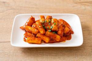 koreanische Reiskuchenstange mit Wurst in scharfer Sauce - tteokbokki foto