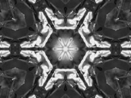 schwarzer silberner metallischer Kaleidoskophintergrund. abstraktes und symmetrisches Muster mit dunklen Vibes. foto