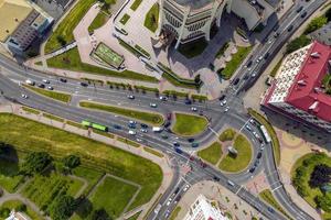 luftaufnahme des straßenkreuzes oder der autobahnkreuzung. Verbindungsnetz von Transportmitteln, die von Drohnen aufgenommen werden. foto