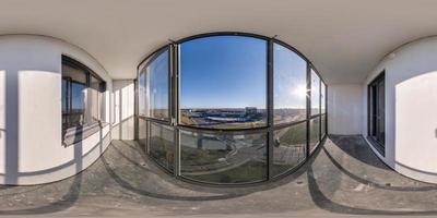 360-hdri-panoramaansicht vom balkon mit schmutzigem staubigem glas des mehrstöckigen gebäudes zur belebten kreuzung eines riesigen wohnkomplexes in equirectangularer nahtloser kugelförmiger projektion, ar vr-inhalt foto