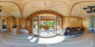 Vollständige nahtlose sphärische hdri 360-Panoramaansicht im Innenraum leere Halle Veranda in Holzdorf-Ferienhaus mit Sofa, Küche und Kamin in equirectangular sphärischen Projektion. foto