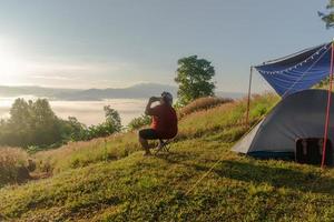 die Freiheit von Büroangestellten, die campen gehen wollen foto