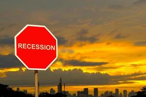 Rezession Wegweiser mit Abendhimmel Hintergrund foto