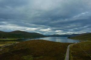 Luftperspektive aus der Nähe von Loch Ainort, Isle of Skye, Schottland foto