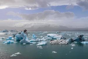 Island, Jokulsarlon-Lagune, türkisfarbene Eisberge, die in der Gletscherlagune auf Island schwimmen. foto