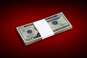 Bündel von US-Dollar-Scheinen, isoliert auf weiss. Packung amerikanisches Geld mit hoher Auflösung auf perfektem weißem Hintergrund foto