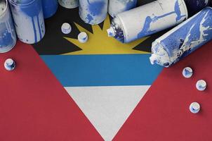 Antigua- und Barbuda-Flagge und einige gebrauchte Aerosol-Sprühdosen für Graffiti-Malerei. Street-Art-Kulturkonzept foto