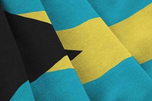 bahamas-flagge mit großen falten, die dicht unter dem studiolicht im innenbereich wehen. die offiziellen symbole und farben im banner foto