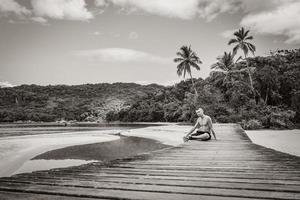 Mangroven- und Pouso-Strand mit reisender Touristin ilha grande brasilien. foto