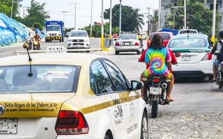 puerto escondido oaxaca mexiko 2022 belebte straße straße fahrende autos stau puerto escondido mexiko. foto