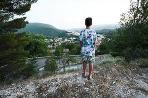 Rücken des Jungen stehen und schauen im Hinblick auf Nocera Umbra, Stadt und Gemeinde in der Provinz Perugia, Italien. foto