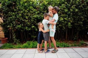 vier glückliche Kinder auf der Terrasse des Hauses. Brüder und Schwestern. foto