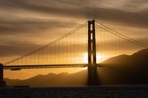 Sonnenuntergang hinter dem Nordturm der Golden Gate Bridge foto