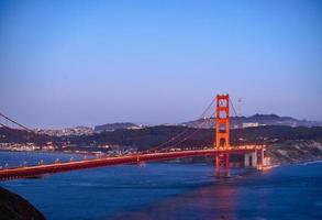 Langzeitbelichtung mit Blick nach Süden über die Golden Gate Bridge bei Sonnenuntergang foto