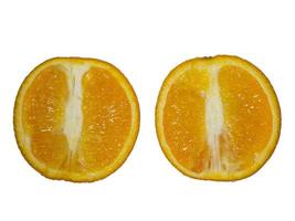 eine Orange halbiert auf weißem Hintergrund. Fruchtisolat. saftige Orange auf dem Tisch. foto
