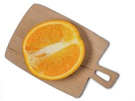 in Scheiben geschnittene Orange auf einem Schneidebrett. Fruchtisolat. saftige Orange auf dem Tisch. foto