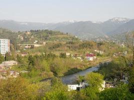 Blick von einer Höhe auf die Stadt und die Berge. Vorort einer südlichen Stadt und Berge foto