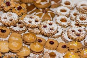 viele verschiedene leckere frische weihnachtsplätzchen detail foto