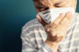 männer tragen masken, um sie vor dem virus, covid 19 und batterien zu schützen. foto