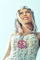 Hippie-Mädchen mit Lächeln foto