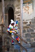 die maske von arlecchino. auf der Treppe von Onetas Haus. Valle Brembana. Bergamo. Italien foto