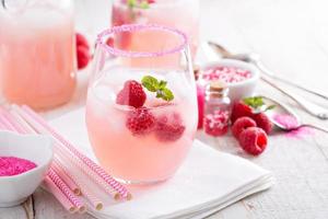 Himbeerlimonade in einem Glas foto