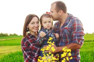 glückliche Familie alle zusammen in der Natur foto