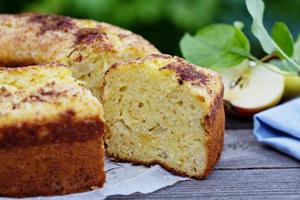 Sauerrahmkuchen mit Apfel foto