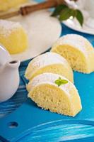 Zitronen-Gugelhupf mit Grieß foto