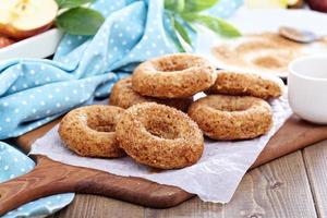 Apfel gebackene Donuts mit Glasur foto