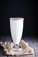 weißer Schokoladenmilchshake in hohem Glas foto