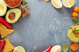 Zutaten der mexikanischen Küche und Guacamole foto