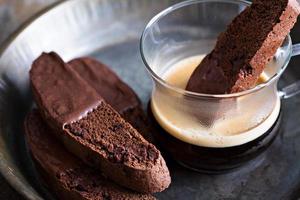 Schokoladen-Biscotti-Kekse mit einer Tasse Kaffee foto