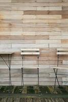 Kaffee-Innendekoration aus natürlichen Materialien, Tisch und Stühle an der Holzwand des Restaurants, Idee für den Außenbereich. vertikaler Rahmen foto
