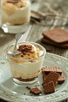 Kürbis-Käsekuchen in einem Glas geschichtet, Herbstdessert foto