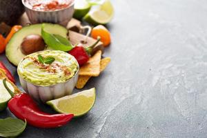 Zutaten der mexikanischen Küche und Guacamole foto