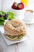 alles Bagels mit Frischkäse und Gurken foto